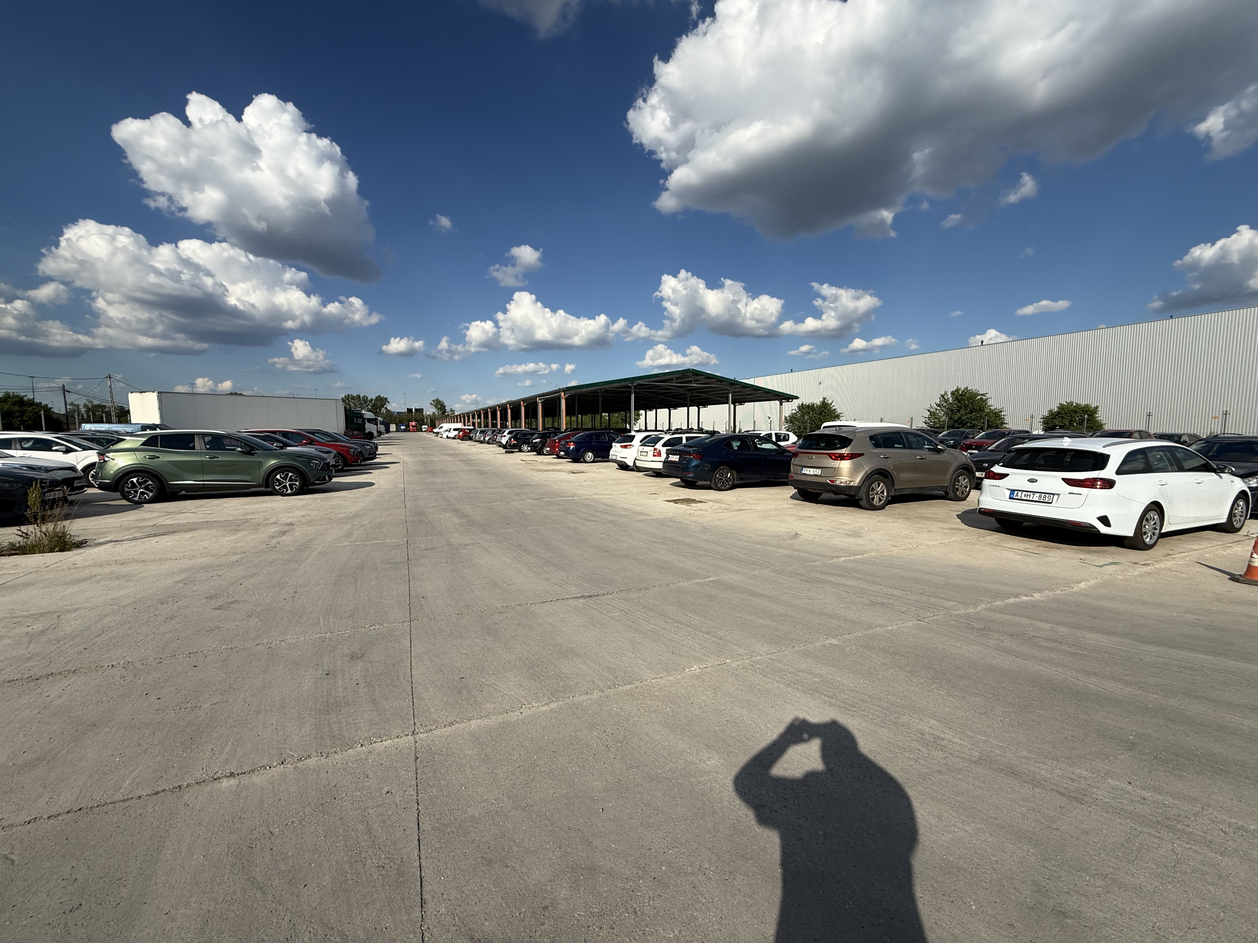 Új fedett parkoló és biztonságos őrzött reptéri parkoló