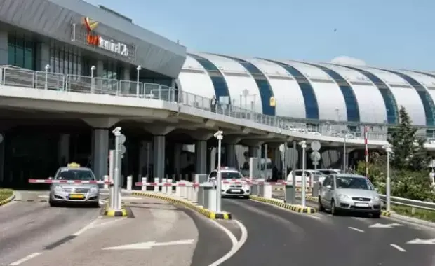 Hogyan működik a behajtás autóval a Liszt Ferenc repülőtéren?