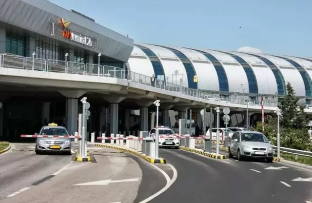 Hogyan működik a behajtás autóval a Liszt Ferenc repülőtéren?